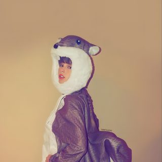 a person in a costume with an animal on their head and one hand holding a bag Taylor Swift Halloween Halloween Taylor Swift, Taylor Swift Bear Costume, Taylor Swift In Bear Costume, rosy brown