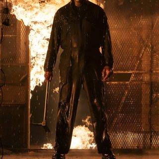 Halloween Aesthetic Michael Myers, Halloween Michael Myers Wallpaper Aesthetic, Michael Myers Fire Pfp, Michael Myers House On Fire, Michael Myers In The Dark, Michael Myers In Dark, Michael Myers In Fire, Michael Myers Live Wallpaper, Michael Myers Fire Scene Halloween Kills Halloween Aesthetic Michael Myers, Halloween Michael Myers Aesthetic, Michael Myers Fire Pfp, black