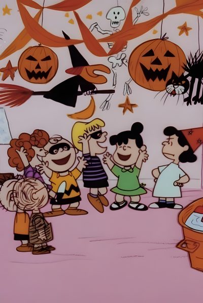 a group of children standing in front of halloween decorations Charlie Brown Halloween Charlie Brown Halloween Iphone, Halloween Backgrounds Charlie Brown, Charlie Brown Halloween,
