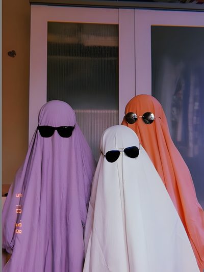 two halloween ghost costumes sitting next to each other in front of a door with sunglasses on Trio Halloween 3 Ghost Aesthetic Pfp, Trio Photo Ideas Aesthetic Cartoon, 3 Ghost Aesthetic, gray