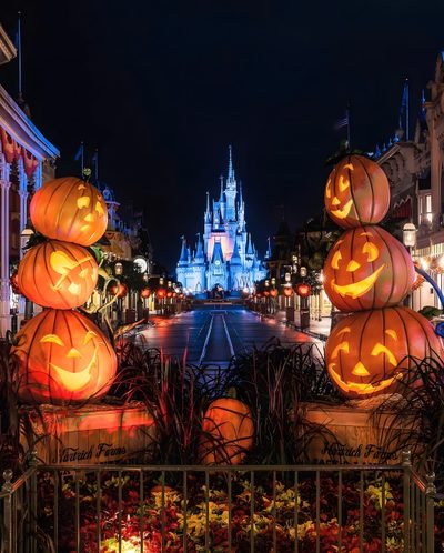 pumpkins on display in front of the castle at night Walt Disney World Halloween World Of Octobers, Walt Disney World Halloween, Halloween En Disney, black