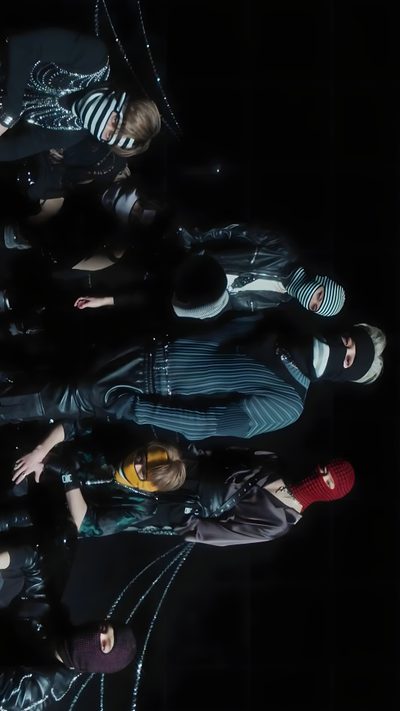 three young people standing next to each other in front of a black background with lights Skz Halloween Laptop Skz Venom, Venom Stray Kids, Stray Kids Oddinary Logo, black