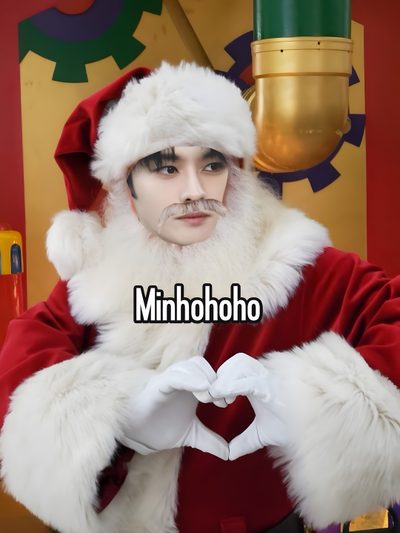 a man dressed as santa claus making a heart with his hands Skz Halloween Laptop Christmas Pfp, Straykids Photos, Skz Christmas Pfp, Skz Christmas, peru