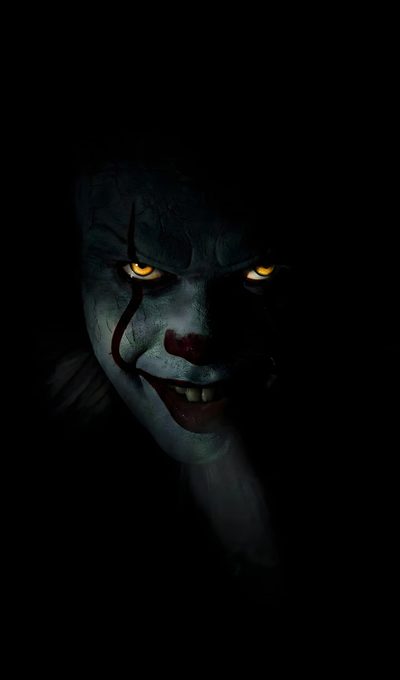 a creepy clown with yellow eyes and dark makeup looks at the camera while standing in the dark Halloween Movie Iphone Horror Hd For Mobile, Rural Photography, Pennywise Dark, black