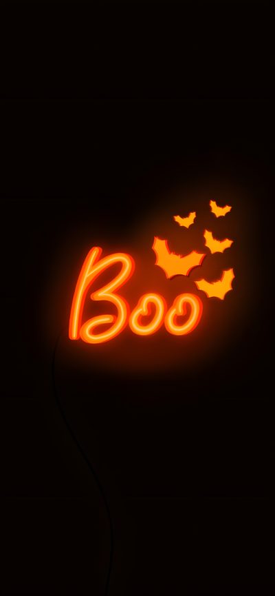 a neon sign that says boo with bats flying around it in the dark night sky Halloween Booo Spooky Halloween Aesthetic, Black And Orange Aesthetic, Spooky Season Lock Screen,