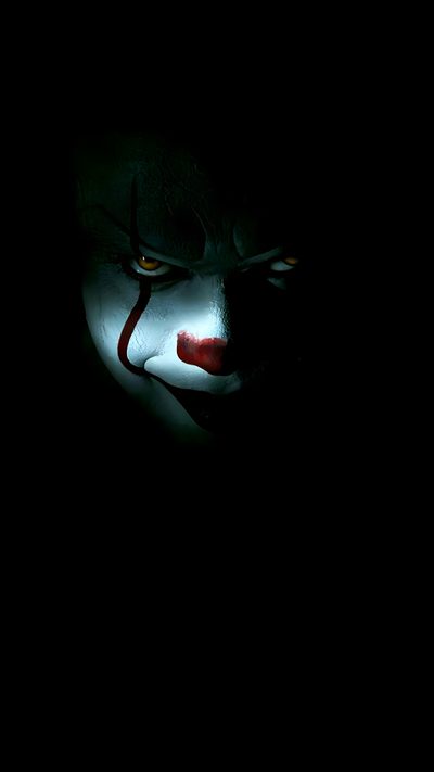 the evil clown is staring into the camera Black Iphone Halloween Scary Movie 4k, Penny Wise Aesthetic, Scary Dark Hd, Pennywise, Horror Scary Hd,