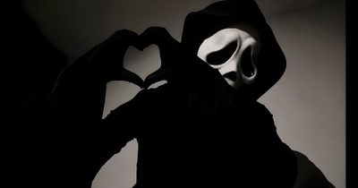 a person wearing a mask making a heart shape with their hands in black and white Halloween Laptop Scream Cute Halloween Pictures, Scream Mask, Ghostface Scream, Scary, Scream Movie, black