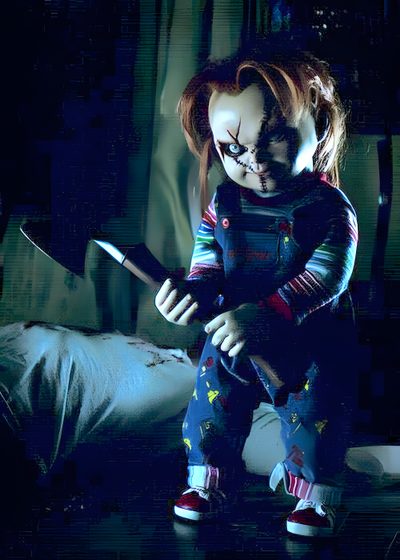 a creepy doll holding a knife in the dark Halloween Scary Chucky Chucky Scary, Black Chucky, Chucky Doll Iphone, Horror Chucky, Chucky Iphone,