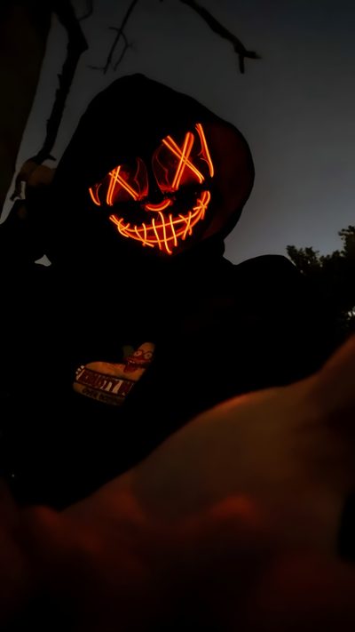 a person wearing a pumpkin mask in the dark Halloween Boy Josh Hammond Lights Out Mask, Pumpkin Head Meme, Red Mask, Low Light Photography, black