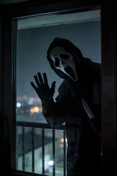 a person wearing a mask and holding their hands up in front of a window at night Halloween Halloween Scream Ghostface Scary Movie, Ghostface Profile Pic, Scream Backgrounds, black