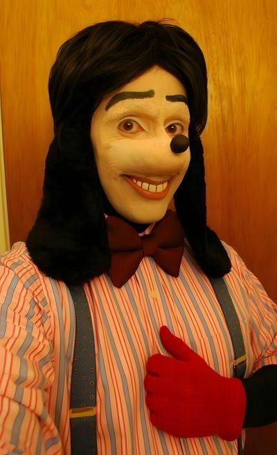 a man in a clown mask and suspenders is holding his hands out to the side Goofy Ahh Halloween Scary Images, Disney Characters Goofy, Scary Photos, Creepy Images, saddle brown