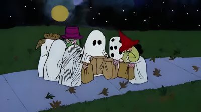 three ghost characters sitting on the ground in front of a night sky Snoopy Halloween Gif Snoopy Trick Or Treat, Snoopy Halloween Laptop, Halloween Charlie Brown, dark slate gray