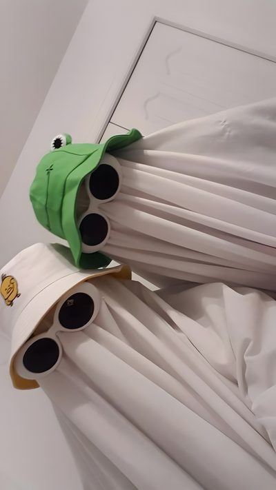two stuffed animals dressed in white clothing and hats with eyes on their faces, sitting next to each other Best Friend Halloween Frog Meme Photo, Fantasias De Fantasma, Aesthetic Frog With Mushroom Hat, dark gray