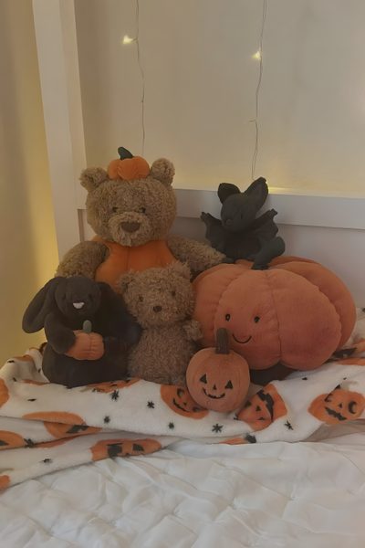 teddy bears and pumpkins are sitting on a bed Jellycat Halloween Fall Room Ideas, Autumn Room, Fall Bedroom Decor, Fall Room Decor, Halloween Bedroom, gray