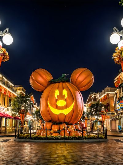 a mickey mouse pumpkin in the middle of a street at night with lights on it Disney Parks Halloween Halloween Iphone, Halloween, Halloween Desktop, Disney Mignon, dark slate gray