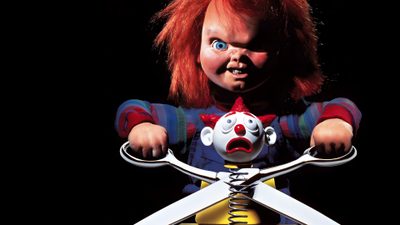 a creepy doll with scissors in front of it's head and hands on the handlebars Halloween Chucky Chucky In The Car, Chucky Meme, Chucky Laughing Meme, Chucky Doll Movie, black