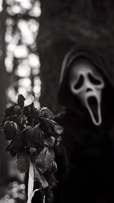 a black and white photo of a person wearing a ghost mask holding a bouquet of roses Scream Edgy Aesthetic Halloween Ghost Face Aesthetic, Wow Photo, Halloween Iphone Backgrounds, black