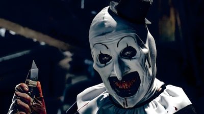 a creepy clown holding a knife in his right hand and wearing a white mask with red eyes Halloween Terrifier Conjuring Film, Scary Movie 5, Jason Patric, Universal Halloween Horror Nights, black