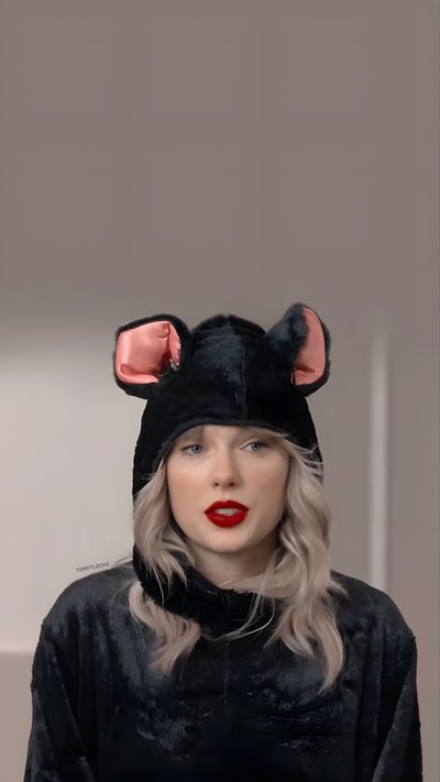 a woman wearing a black hat with ears on it Taylor Swift Halloween Taylor Cute Pics, Taylor Swift Halloween, Halloween Taylor Swift, gray