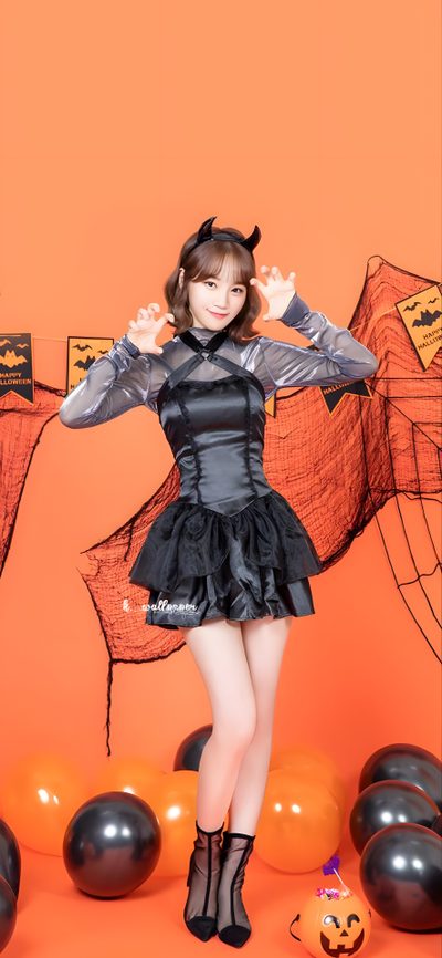 a woman in a costume standing next to balloons Kpop Halloween Chaewon Pierrot, Ive Halloween Kpop, Twice Dahyun Halloween, Le Sserafim Halloween, coral
