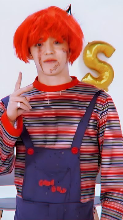 a young man with red hair wearing overalls and holding up the letter s in front of his face Seventeen Halloween Dk Halloween Costume, Bss Seventeen, Cheers Seventeen, Seventeen Kidult, indian red