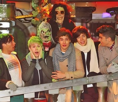 a group of young men standing next to each other in front of a metal fence One Direction Halloween One Direction Londres, One Direction Disneyland, One Direction Universal Studios, sienna