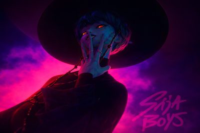 a woman wearing a black hat and holding her hand up to her face with the words don't boys on it Baby Saja Halloween Kpop Demon Hunters Baby Saja Art, Baby Saja Fanart, Saja Boys Pc, black