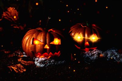 two carved pumpkins sitting in the dark with glowing eyes and teeth on their faces Halloween Laptop Gif Halloween Lights Gif, Spooky Halloween Gif, Halloween Party Gif, black