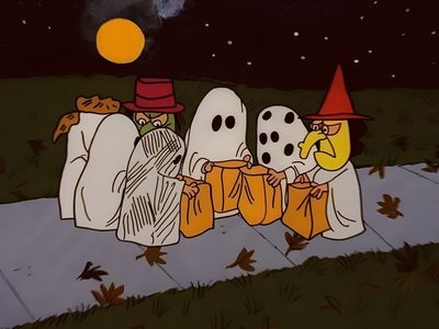 three cartoon characters dressed as ghostes sitting on the ground Charlie Brown Halloween Laptop Vintage Halloween Aesthetic Pc, Halloween Widget Pictures, Peanuts Fall Aesthetic, black