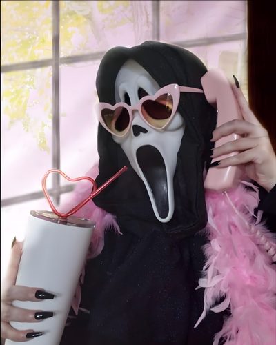 sweet or kiss 🍭💋 Halloween 2024 🎃 (ya se que casi llegamos a Diciembre pero ya saben que público todo después) 📍 @meraki.sandwichbar Pink Ghost Face Aesthetic, Pink Ghostface Aesthetic, Ghostface Aesthetic Pink, Hot Pink Ghost Face, Scream With Pink Phone, Ghost Face With Pink Phone, Pink Ghostface Photoshoot, Ghostface Girl Wallpaper, Ghost Face Pink Halloween Meme Pink Ghost Face Aesthetic, Pink Ghostface Aesthetic, Ghostface Aesthetic Pink, gray