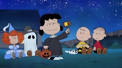 charlie brown and his family in the peanuts house with pumpkins, ghost and jack - o'- lanterns Charlie Brown Halloween Laptop Halloween Backgrounds Charlie Brown, Snoopy Fall Desktop, Snoopy Fall Laptop, midnight blue