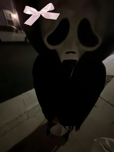 a person wearing a mask with a pink bow on it's head is walking down the street Halloween Scream Funny Scream Mask, Animes Emo, Ghostface Scream, Hello Kitty Hd, Halloween Cute, Y2k, black