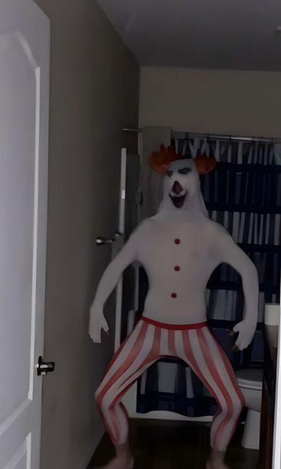 a creepy clown is standing in the hallway Halloween Meme Weird Images, Crazy Funny Pictures, Goofy Pictures, Funny Profile, dark slate gray
