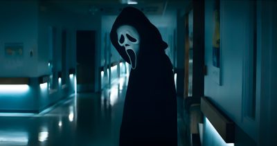 a person in a dark hallway with a ghost mask on Halloween Netflix Scream Movie Scene, Ghostface Horizontal, Scream Scene, Scream Ipad, dark slate gray