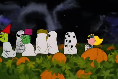 cartoon characters sitting in the grass with pumpkins Snoopy Halloween Gif Snoopy Fall Gif, Fall Movie Gif, Spooky Season Gif, Halloween Movie Gif, dark green