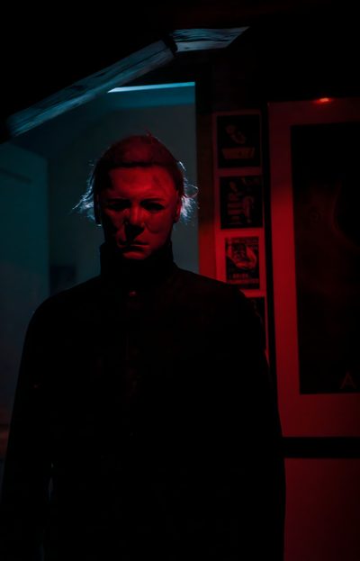 a man is standing in the dark with his head turned to the side and looking at the camera Halloween Michael Myers Iphone Michael Myers Art, Halloween Franchise, Halloween Film, black