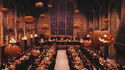 a large hall filled with lots of tables covered in pumpkins and lit up candles Hogwarts Halloween Desktop Sweet November, Harry Potter Fondos De Pantalla, Mac, dark slate gray