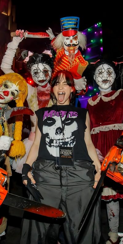 a woman standing in front of some clowns Billie Eilish Halloween Halloween Horror Nights Clown, Halloween Billie Eilish, Jack The Clown Halloween Horror Nights, black