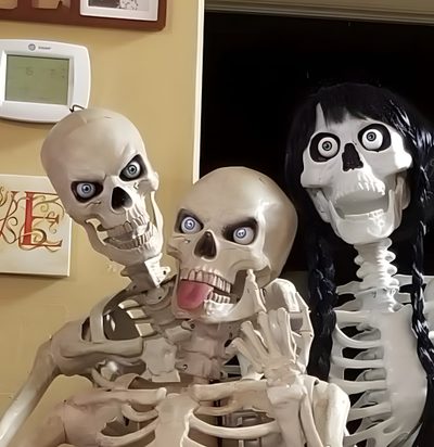 two skeleton statues are standing next to each other Trio Halloween 3 Friends Funny Pictures, Pfp For Trio Group Chat, Trio Groupchat Pfp, gray