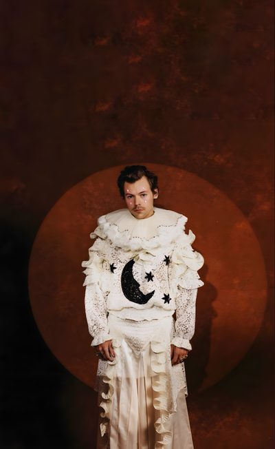 a man in a white dress with a moon and stars on it Harry Styles Halloween Harry Styles Halloween, Pregnant Halloween Costumes, Pierrot Clown, black
