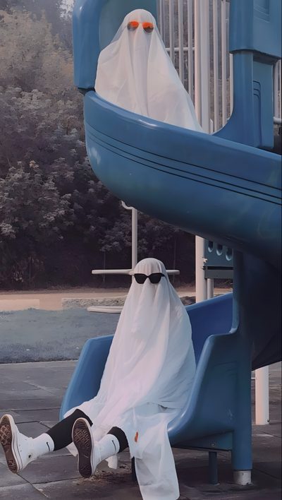 a person in a ghost costume sitting on a slide Best Friend Halloween Halloween Photography, Ghost Photography, Friend Photoshoot, Hài Hước, dim gray