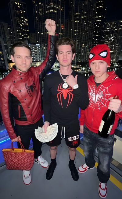 three young men dressed up in costumes posing for a photo with the city lights behind them Aesthetic Halloween Boys Tf2 Funny, 3 Spiderman, Theatre Outfit, Spiderman 1, dark slate gray