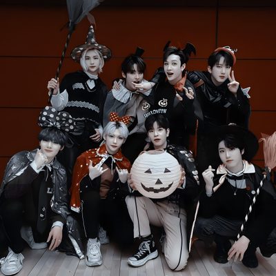 a group of young people posing for a photo with halloween decorations on their heads and hands Stray Kids Halloween Laptop Kpop Backgrounds, Kids Zoo, Halloween Icons, Halloween Backgrounds, black