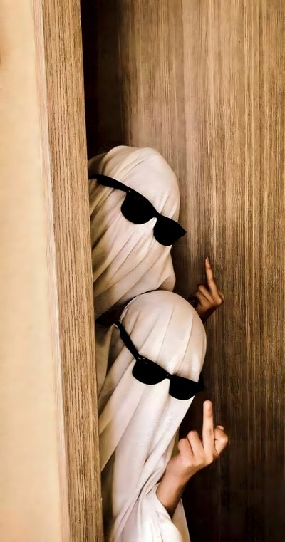 a person wearing sunglasses hiding behind a wooden door Halloween Bff Photo Halloween, Ghost Photography, Sheet Ghost, Halloween Photography, dark khaki