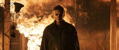 a man standing in front of a fire Halloween 2018 4k Film, Halloween, Donald Pleasence, Book Background, The Boogeyman, saddle brown