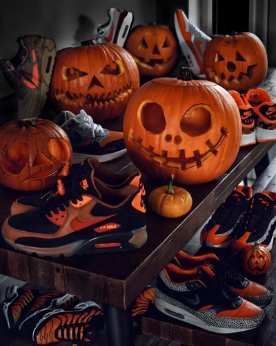 pumpkins and sneakers are sitting on a table with their faces carved into jack - o'- lanterns Halloween Retro Shoes With Pumpkins Halloween Air Mags, Nike Air Max Halloween, Halloween Nikes, black