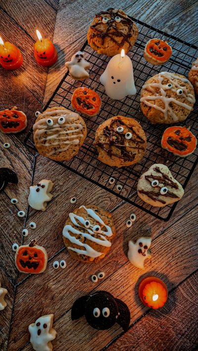 halloween cookies on a cooling rack with candles Halloween Cookie Halloween 20, Oreo Cake, Halloween Cookies, Shortbread Cookies, saddle brown
