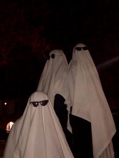 two people dressed in white are standing outside at night with their eyes covered by ghost costumes Trio Halloween Diy Ghost Costume Ideas, Ghost Costumes At Night, Halloween Ghost Costumes, black