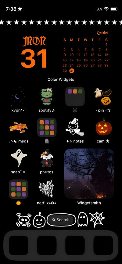 the halloween theme is displayed in this screenshote screen shot, and it appears to be an iphone or ipad Halloween Ideas Ios 16 Cute Halloween Home Screen, Halloween Themed Iphone, Halloween Home Screen Aesthetic, black
