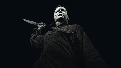 a man with a knife in his hand and wearing a black outfit, standing against a dark background Halloween 2018 Horror Gif, Horror Movies Computer, Michael Myers Desktop, Horror Movie Pc, black